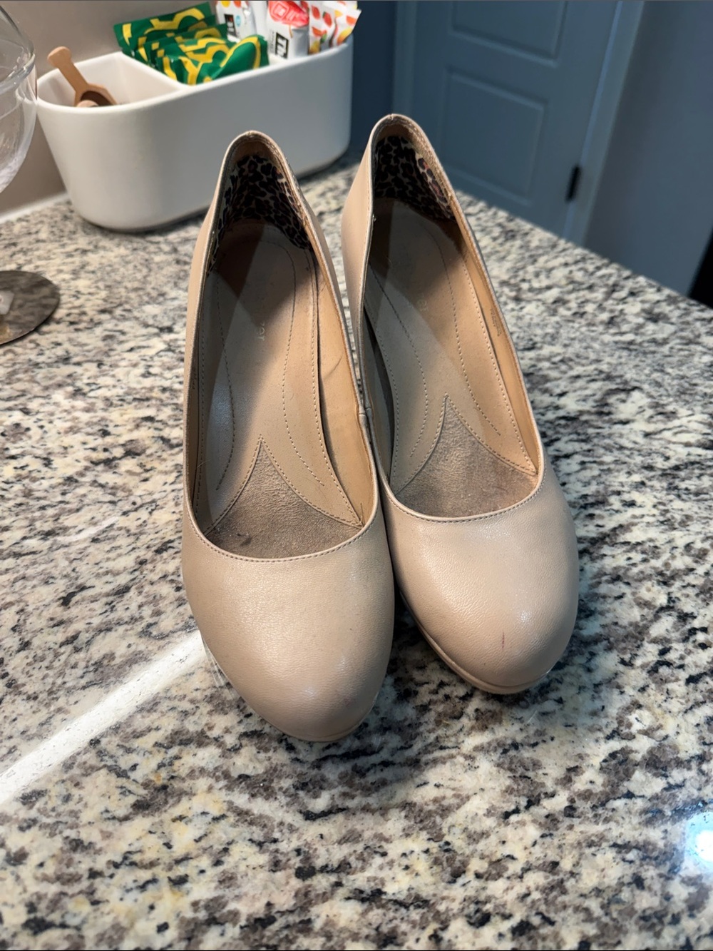 Naturalizer Women's Beige Round-Toe Heels